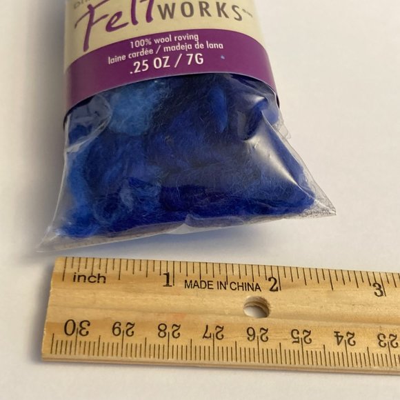 24 Dimensions FeltWorks 100% Wool Blue Curly Roving 0.25oz - Picture 11 of 16